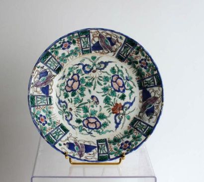 JAPON 
Coupe circulaire en porcelaine à décor...