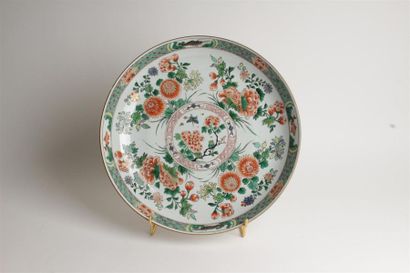 CHINE
Coupe en porcelaine à décor polychrome...