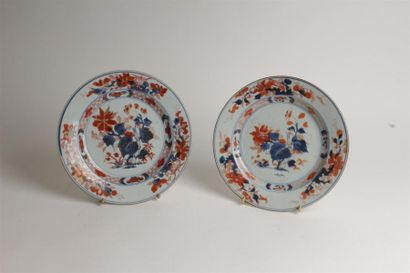 CHINE
Deux assiettes en porcelaine à décor...