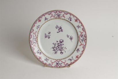 CHINE
Assiette en porcelaine à décor polychrome...