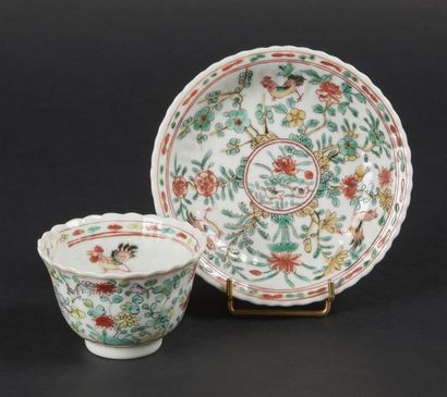 CHINE
Bol et sa soucoupe en porcelaine à...