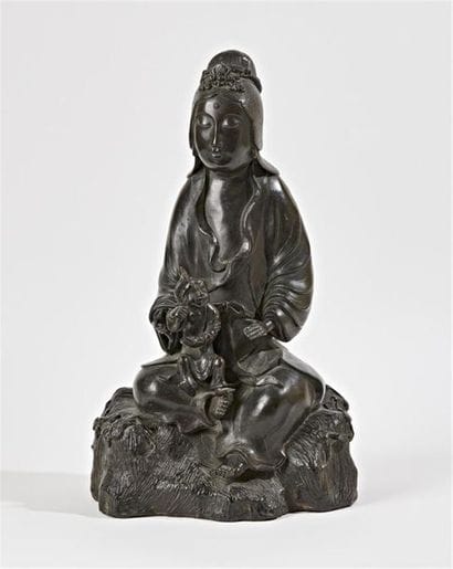 CHINE - Vers 1900
Statuette de guanyin assise...