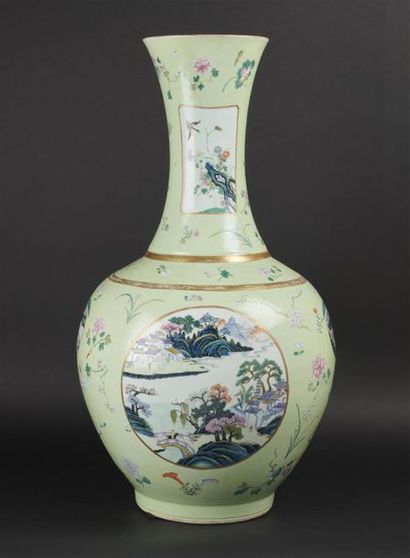 CHINE
Grand vase en porcelaine à panse ovoïde...