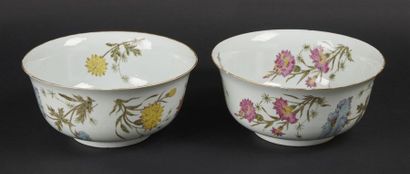 CHINE
Deux grands bols en porcelaine à décor...