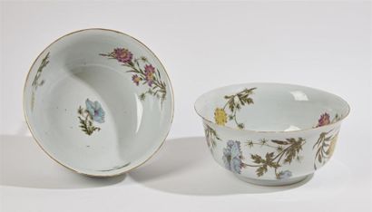 CHINE
Deux grands bols en porcelaine à décor...