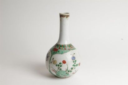 CHINE
Vase bouteille à panse ovoïde et long...