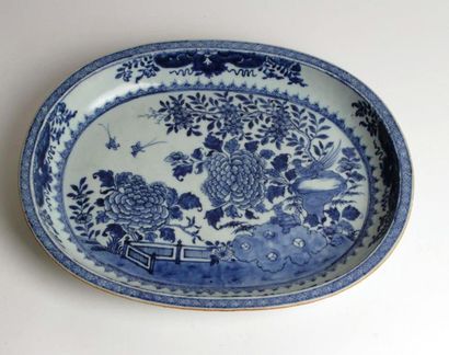 CHINE
Plat ovale en porcelaine à décor en...