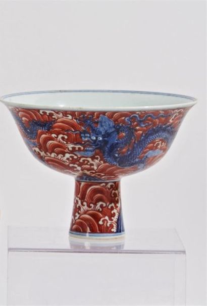 CHINE
Coupe sur pied en porcelaine à décor...
