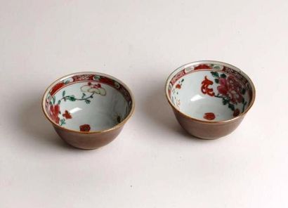 CHINE
Deux bols en porcelaine à fond capucin...