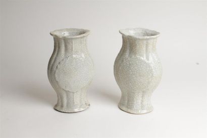 CHINE
Paire de vases de forme balustre côtelée...