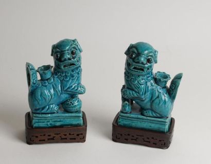 CHINE
Paire de chiens de Fô en biscuit émaillé...