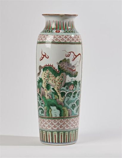 CHINE
Vase de forme rouleau en porcelaine...