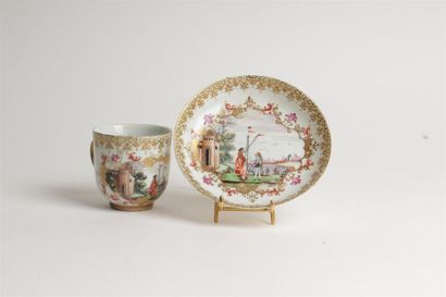 CHINE
Tasse et sa soucoupe en porcelaine...