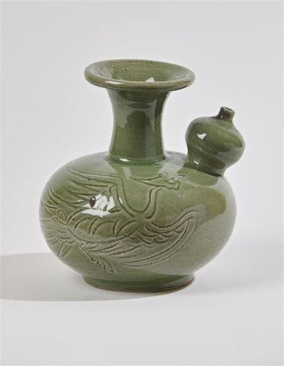 CHINE
Kendi à fond céladon à décor incisé...