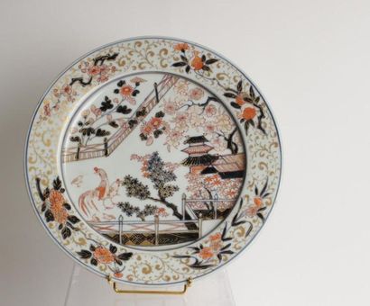 JAPON
Plat rond en porcelaine à décor bleu,...