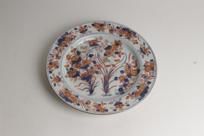 CHINE
Plat rond en porcelaine à décor bleu,...