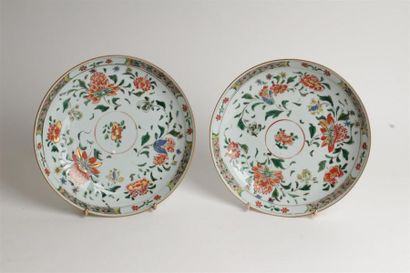 CHINE
Deux coupes circulaires en porcelaine...