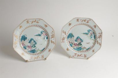 CHINE
Deux assiettes octogonales en porcelaine...