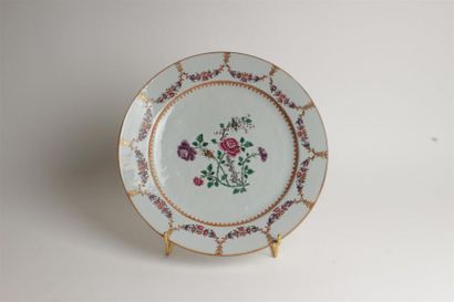 CHINE
Plat rond en porcelaine à décor polychrome...