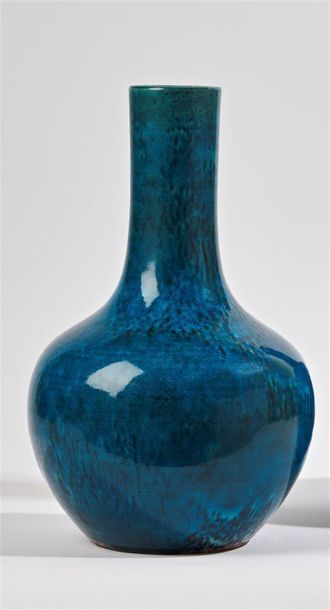 CHINE
Vase de forme bouteille en porcelaine...
