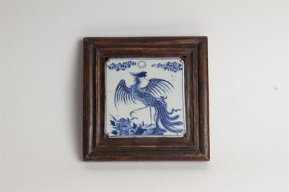 CHINE
Carreau en porcelaine à décor en bleu...