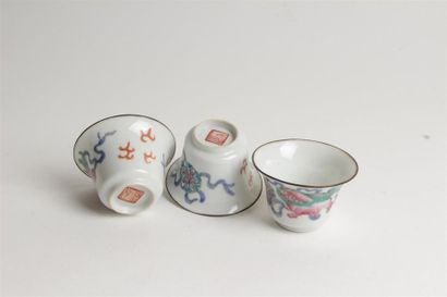 CHINE
Trois petits bols en porcelaine à décor...
