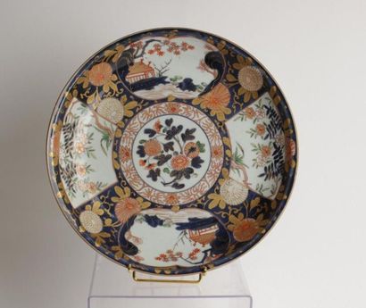 JAPON
Coupe circulaire en porcelaine à décor...