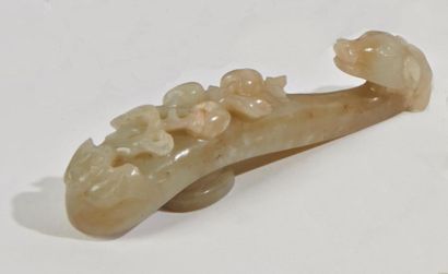 CHINE - XIXe siècle
Fibule en néphrite céladon,...