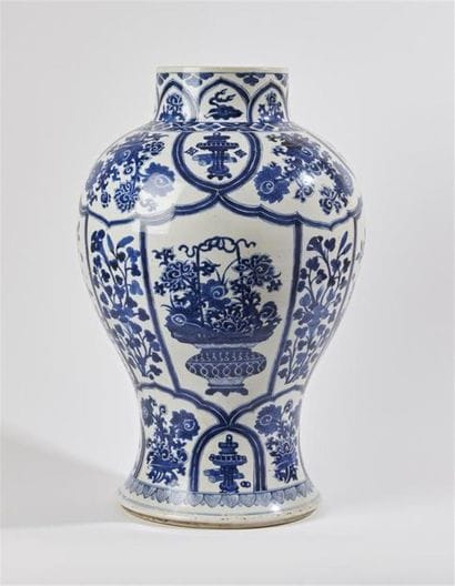CHINE
Vase de forme balustre en porcelaine...