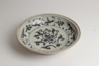 CHINE (SWATOW)
Plat rond en porcelaine à...