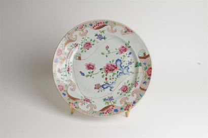 CHINE
Plat rond en porcelaine à décor polychrome...