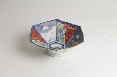 JAPON
Coupe hexagonale en porcelaine à décor...