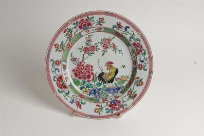 CHINE
Assiette en porcelaine à décor polychrome...