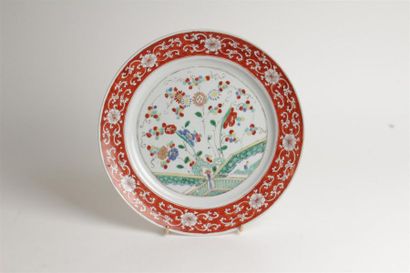 CHINE
Plat rond en porcelaine à décor polychrome...