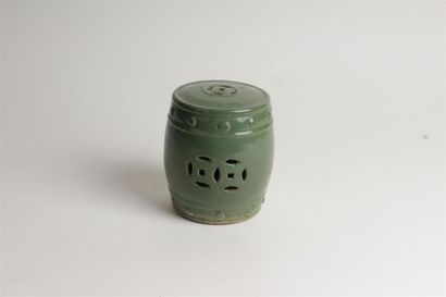 CHINE
Petit brûle-parfum en forme de tabouret...
