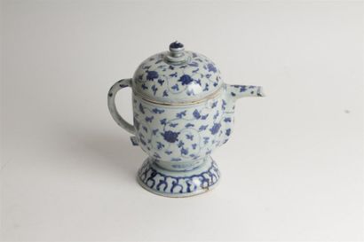 CHINE
Verseuse couverte en porcelaine pour...