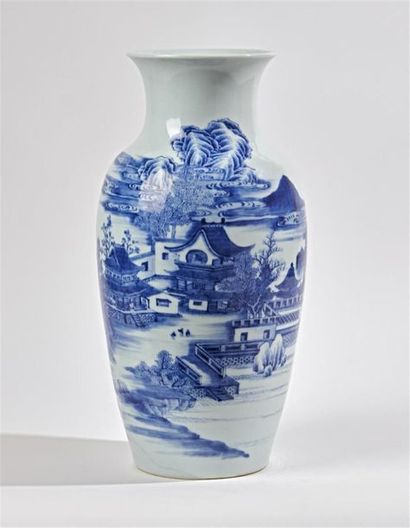 CHINE
Vase oblong en porcelaine à décor en...