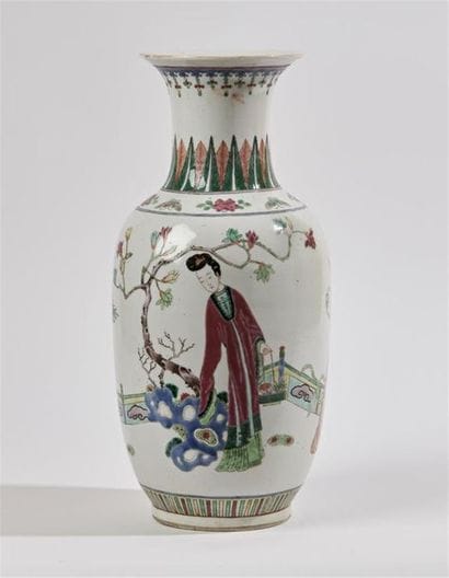CHINE
Vase oblong en porcelaine à décor polychrome...