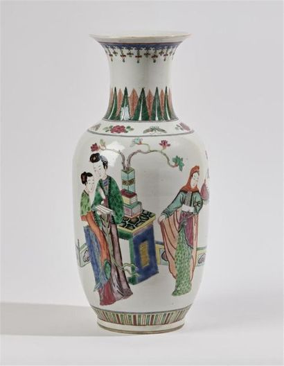 CHINE
Vase oblong en porcelaine à décor polychrome...