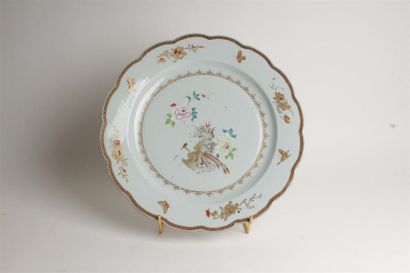 CHINE
Plat rond à bord contourné en porcelaine...