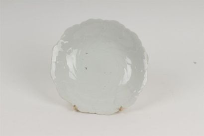 CHINE
Coupe en porcelaine blanche à décor...