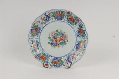 JAPON
Plat rond à bord contourné en porcelaine...