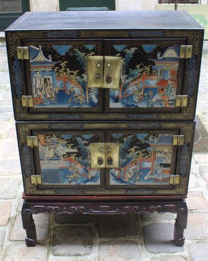 CHINE
CABINET en bois laqué noir et or, les...