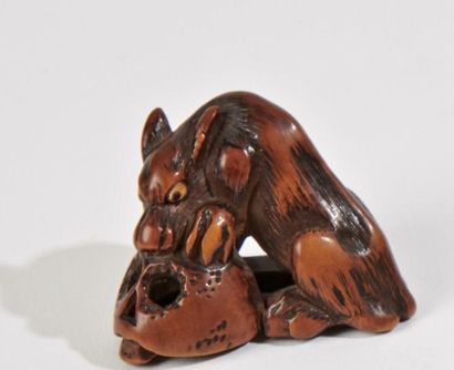 JAPON - XIXe siècle
Netsuke en buis, loup...