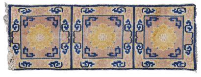 CHINE
Deux tapis en laine, l'un de forme...