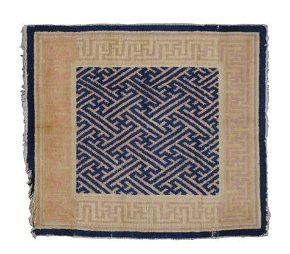 CHINE
Deux tapis en laine, l'un à décor d'une...