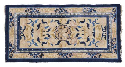 CHINE
Deux tapis en laine, l'un à décor d'une...