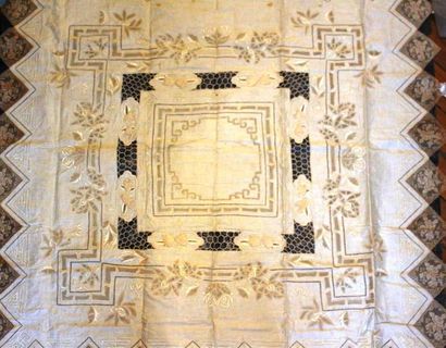 INDOCHINE - Vers 1900
Nappe de forme rectangulaire...