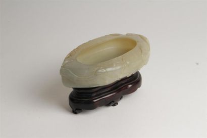 CHINE - XXe siècle
COUPE en jade sculptée...