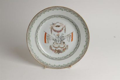 CHINE
Assiette en porcelaine à décor polychrome...